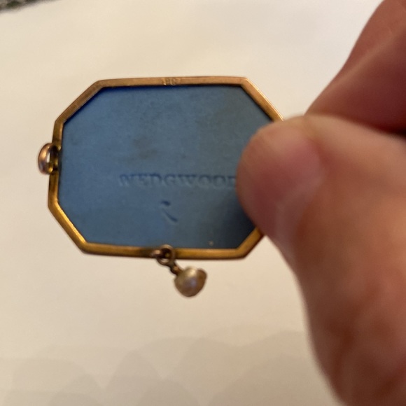 Wedgewood Blue & 9k gold brooch with small freshwater pearl. 3 cherubs & lions. - Picture 4 of 10